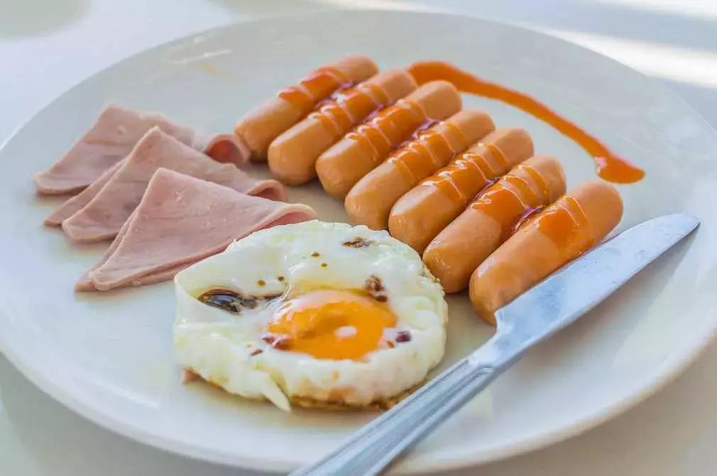 Già a colazione, gli inglesi ci vanno pesanti. Il roastbeef del pranzo rincara la dose. I dessert ti tirano su.