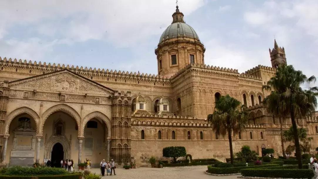Nel capoluogo siciliano si impara l'inglese in ogni occasione, a scuola come al cinema o al ristorante.