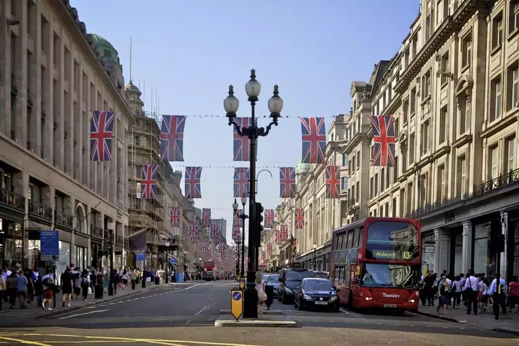 Scrivi a un amico inglese, segui corsi online, prendi lezioni private e vedrai che il tuo livello d'inglese migliorerà radicalmente.
