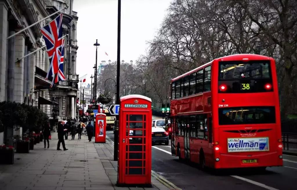 Amici di penna, video in lingua originale, corsi di inglese gratuiti e lezioni private con Superprof, sono ottimi strumenti per migliorare sensibilmente il tuo inglese.