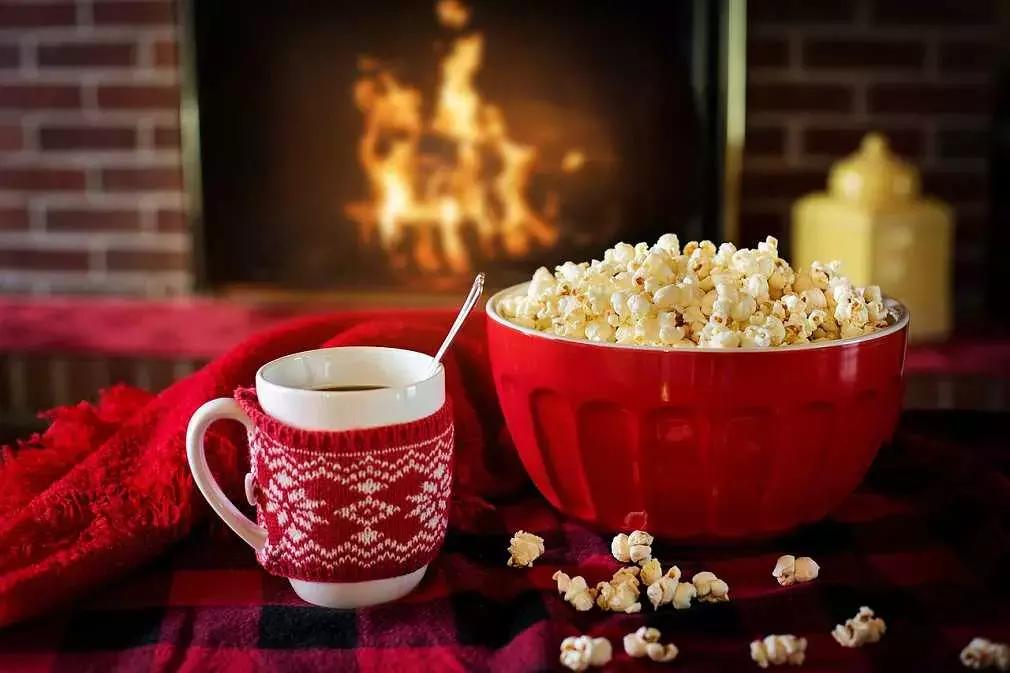 Ovviamente in versione originale: il relax della casa e l'americano delle sitcom, per migliore la pronuncia e la conoscenza della cultura d'oltreoceano.