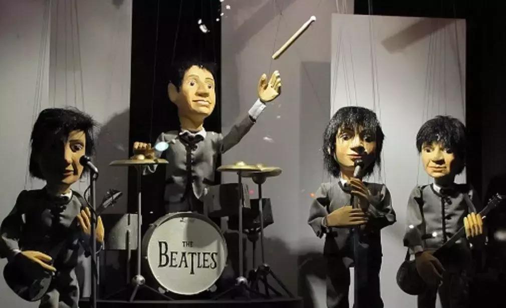 L'ascolto della musica con parole inglesi vi aiuterà a progredire molto rapidamente nell'apprendimento della lingua.