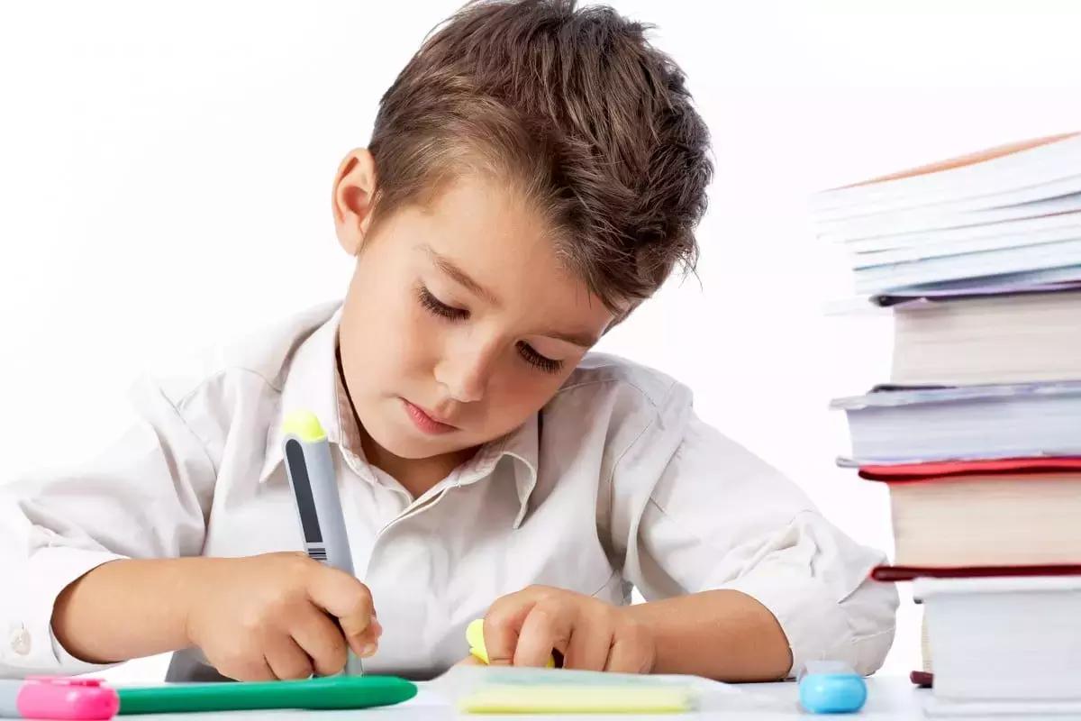 Lavorare in modo regolare aiuta tutti, anche i bambini, a imparare una lingua più velocemente.