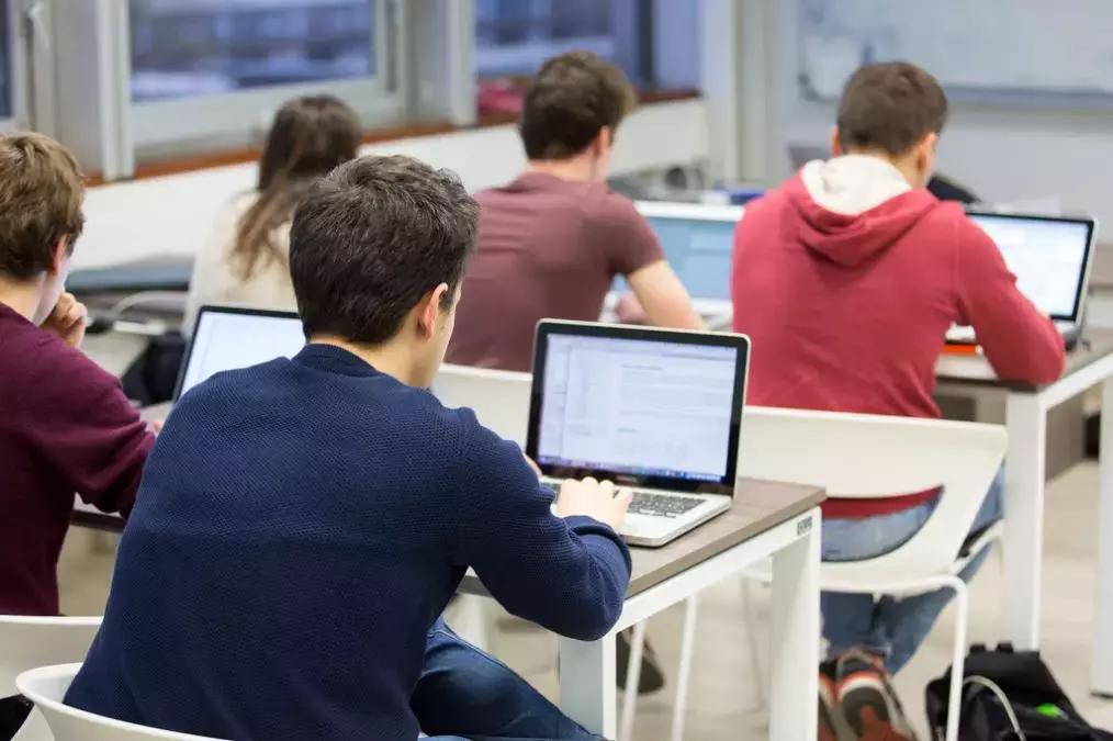 Con l'aiuto di tecniche di memorizzazione e uno studio regolare puoi migliorare il tuo inglese rapidamente.