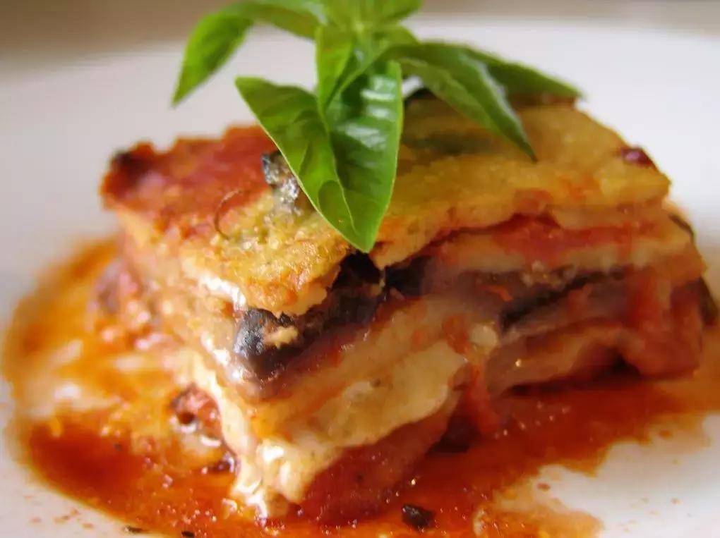 La curiosa formula dell'eat and speak dei gruppi di conversazione ti portano a parlare inglese in un ristorante di Palermo.