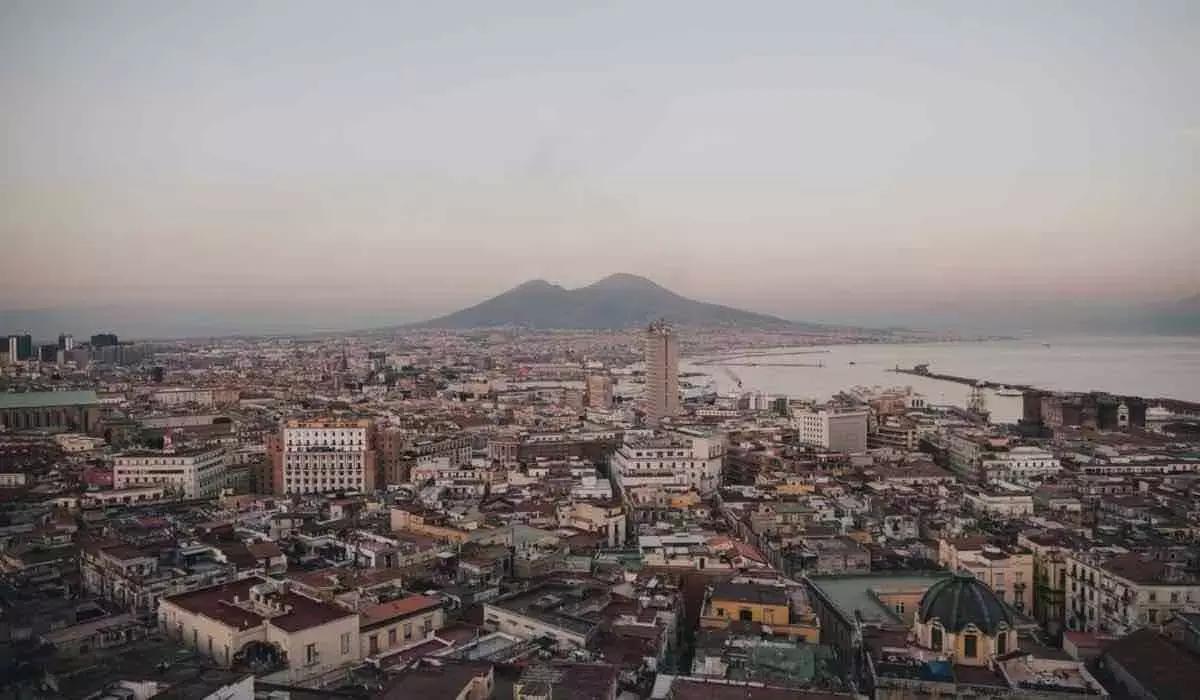 Gioca e impara è lo slogan di molte iniziative per insegnare l'inglese ai bambini nella città di Napoli.