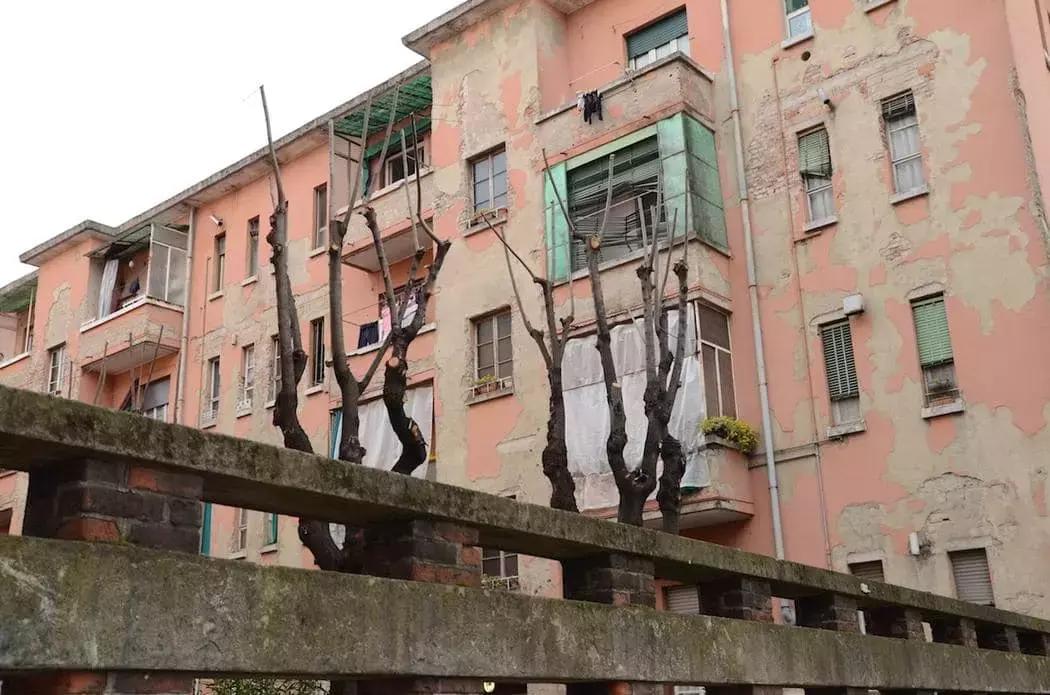 Puoi fare volontariato nelle periferie milanesi e aiutare ragazzi indietro con la scuola.