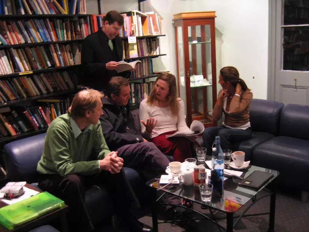 Perché non organizzare un gruppo di lettura con i tuoi amici?