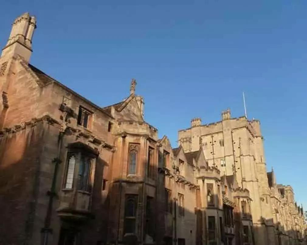 Insegnare privatamente non necessita di diplomi, al contrario dell'insegnamento nelle scuole pubbliche.