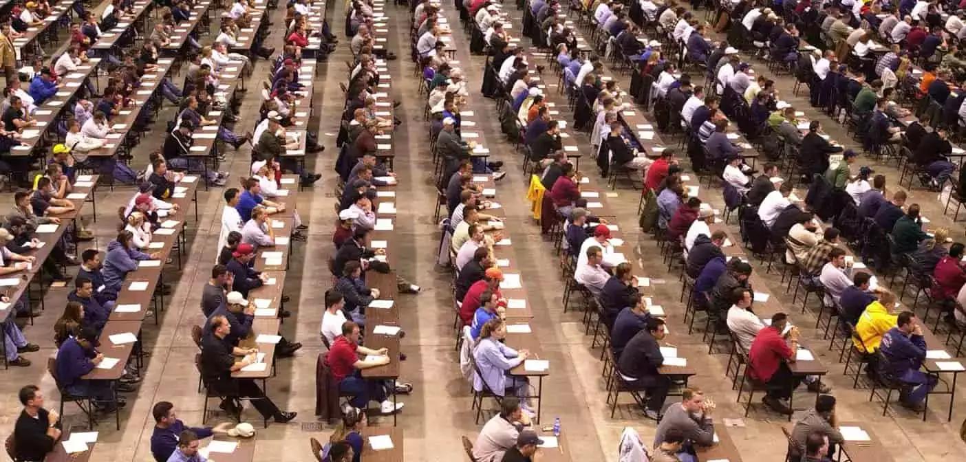 Oltre alla laurea devi passare un concorso per entrare nel triennio di formazione e tirocinio per poter insegnare inglese alle medie e alle superiori.