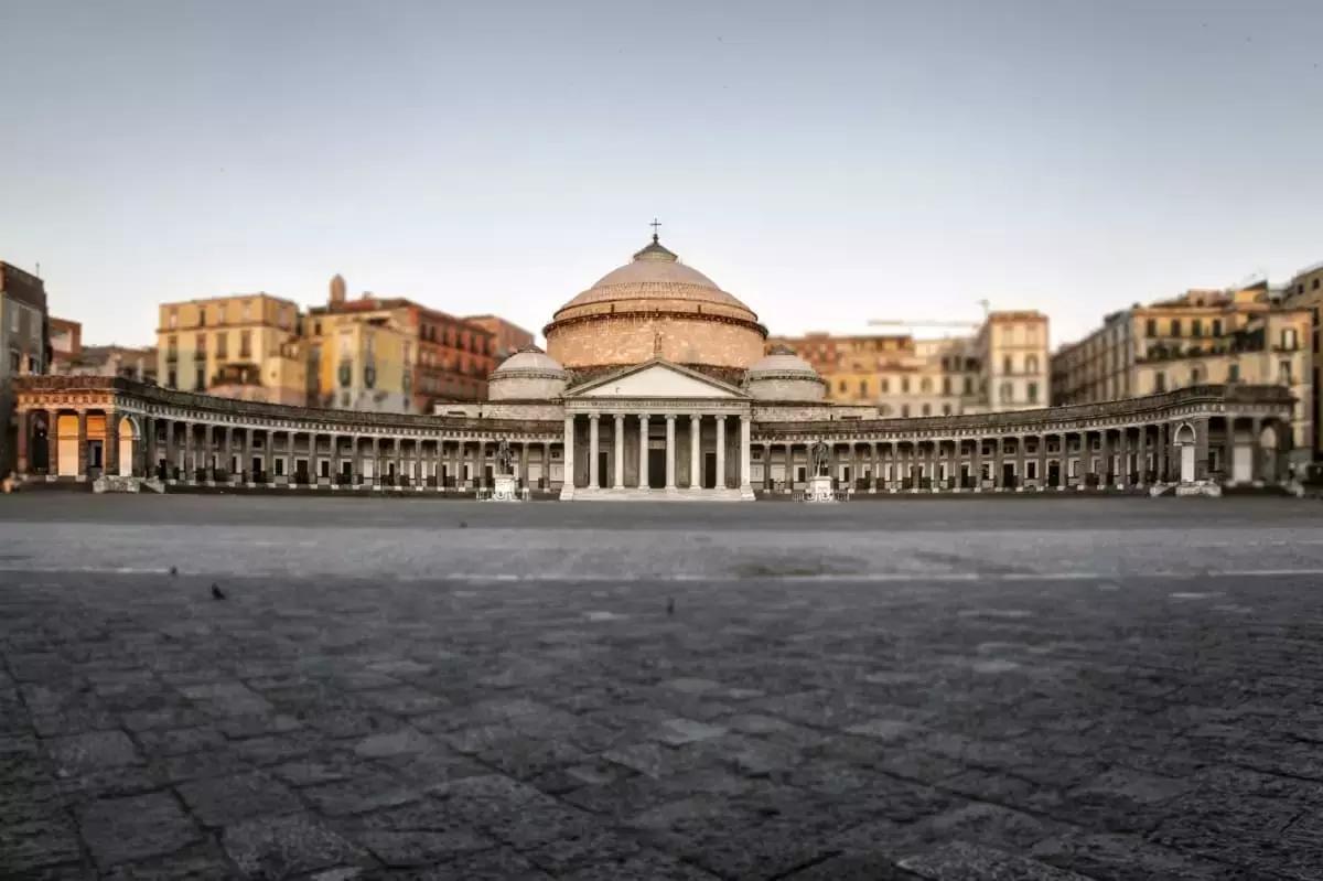 Il capoluogo campano offre diverse soluzioni a chi vuole imparare o migliorare l'inglese: playgroup per bambini,scuole di lingua, scambi linguistici e corsi universitari da affiancare con lezioni private.