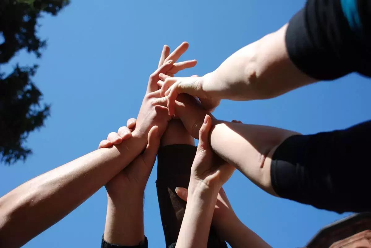 Puoi trovare un'associazione vicino casa tua che aiuta i bambini con i compiti gratuitamente.