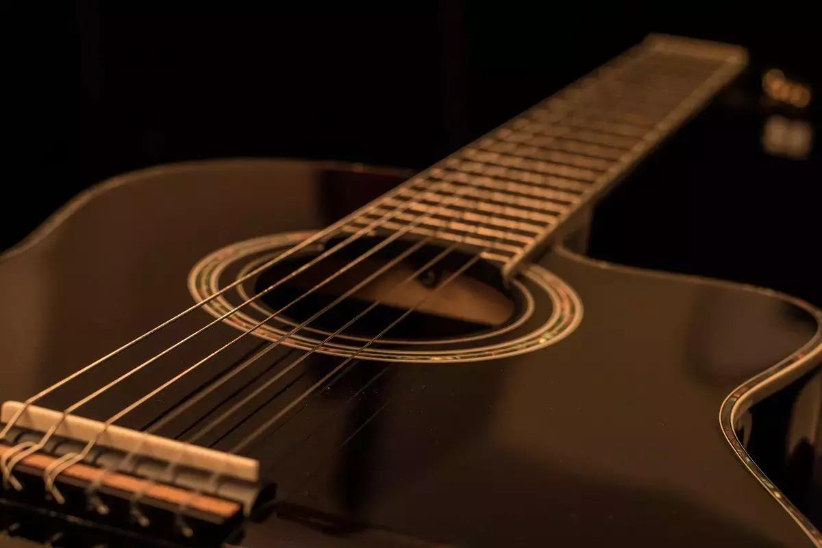 Per esibirti sul palco con una chitarra acustica devi attaccarla a un amplificatore!
