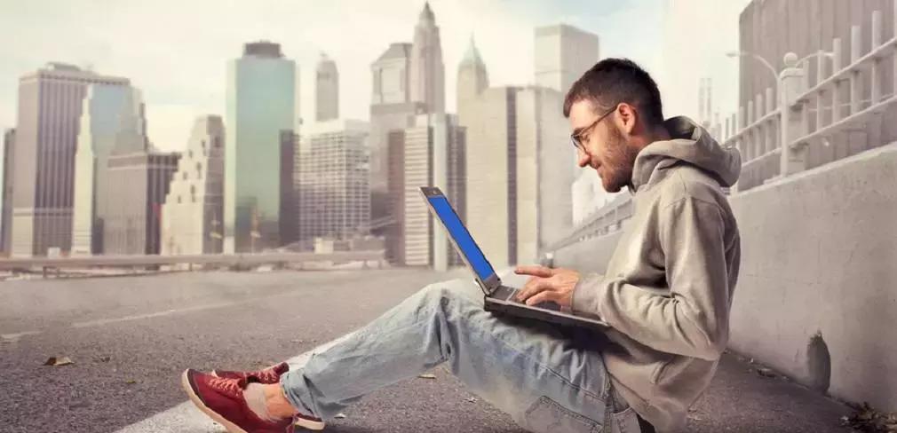 Da casa o dal treno con pc o smartphone puoi imparare l'inglese. Il web è ricco di risorse a tua disposizione per imparare la lingua britannica