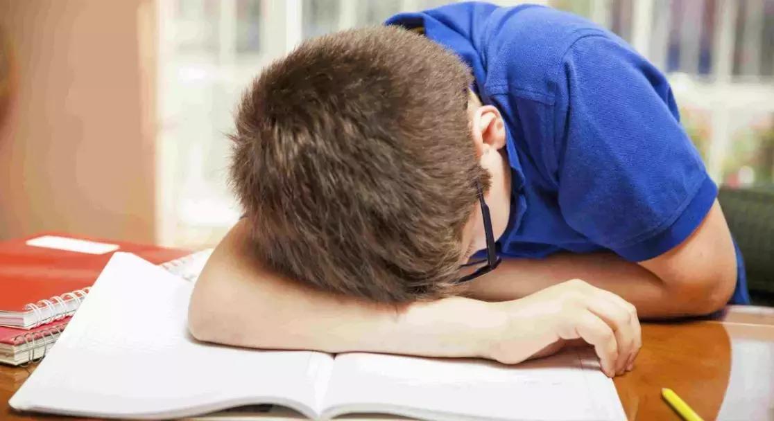 Per aiutare i tuoi studenti con l'ortografia francese usa dei dettati e altre prove scritte.