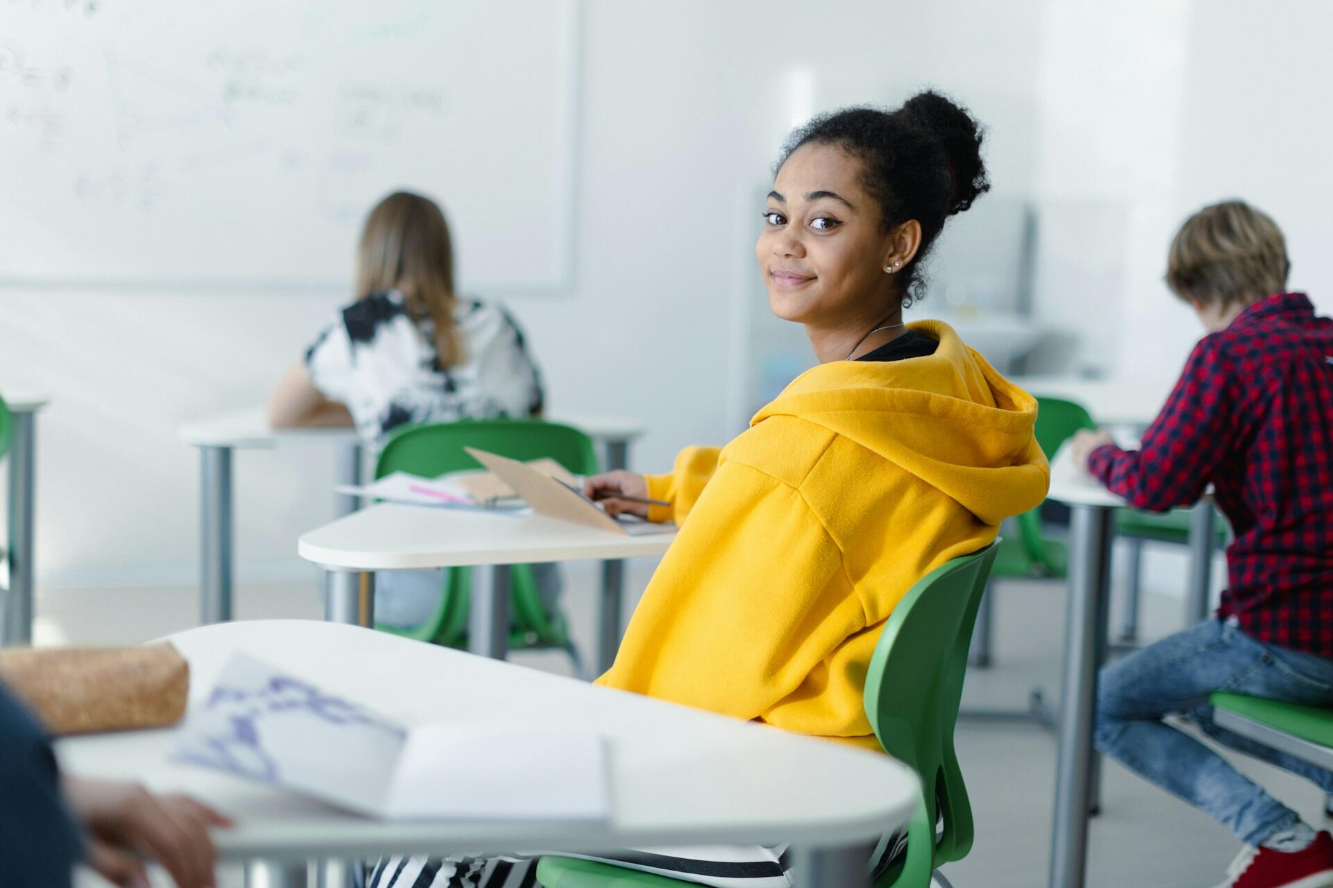 Ragazza segue una lezione in classe in preparazione all'esame di maturità.