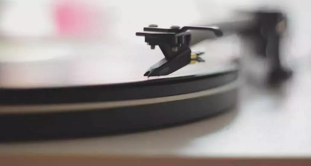Le canzoni francesi possono aiutarti a imparare la lingua! Cantare può essere un metodo molto efficace per memorizzare più velocemente vocaboli e costrutti verbali.