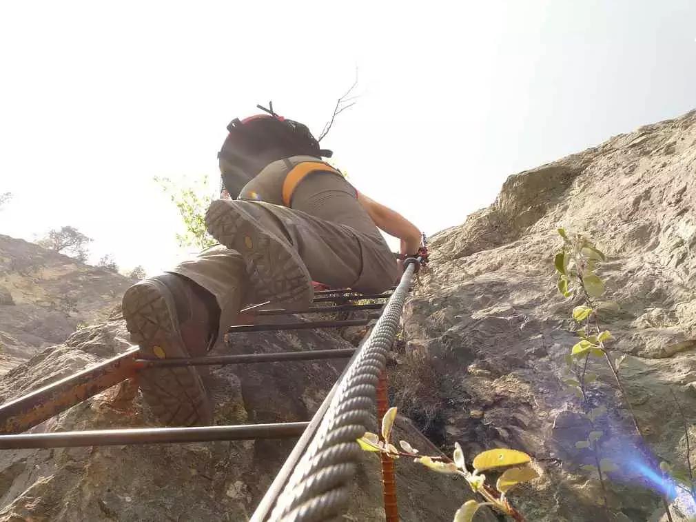 Imparare l'inglese da zero può sembrare una faticaccia. Ma se ti aiuti con una scala, anche le vette più alte diventano raggiungibili.