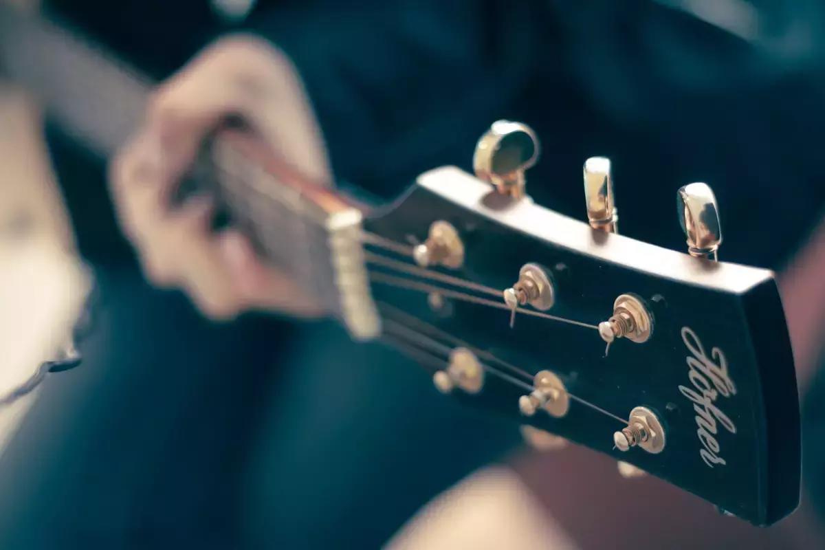 Comprare una chitarra folk in un negozio significa anche poter contare sul punto di vista di un esperto.