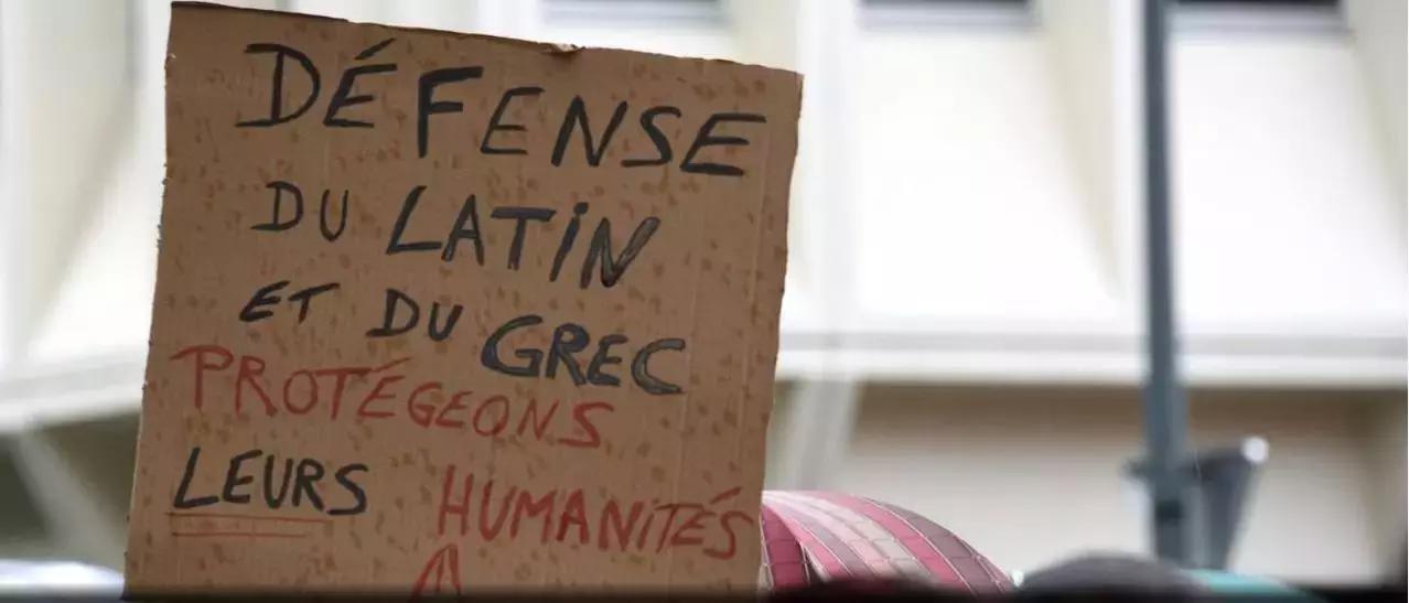 Insegnanti e genitori sono contro la cancellazione di latino e greco perché considerati la base della cultura francese.