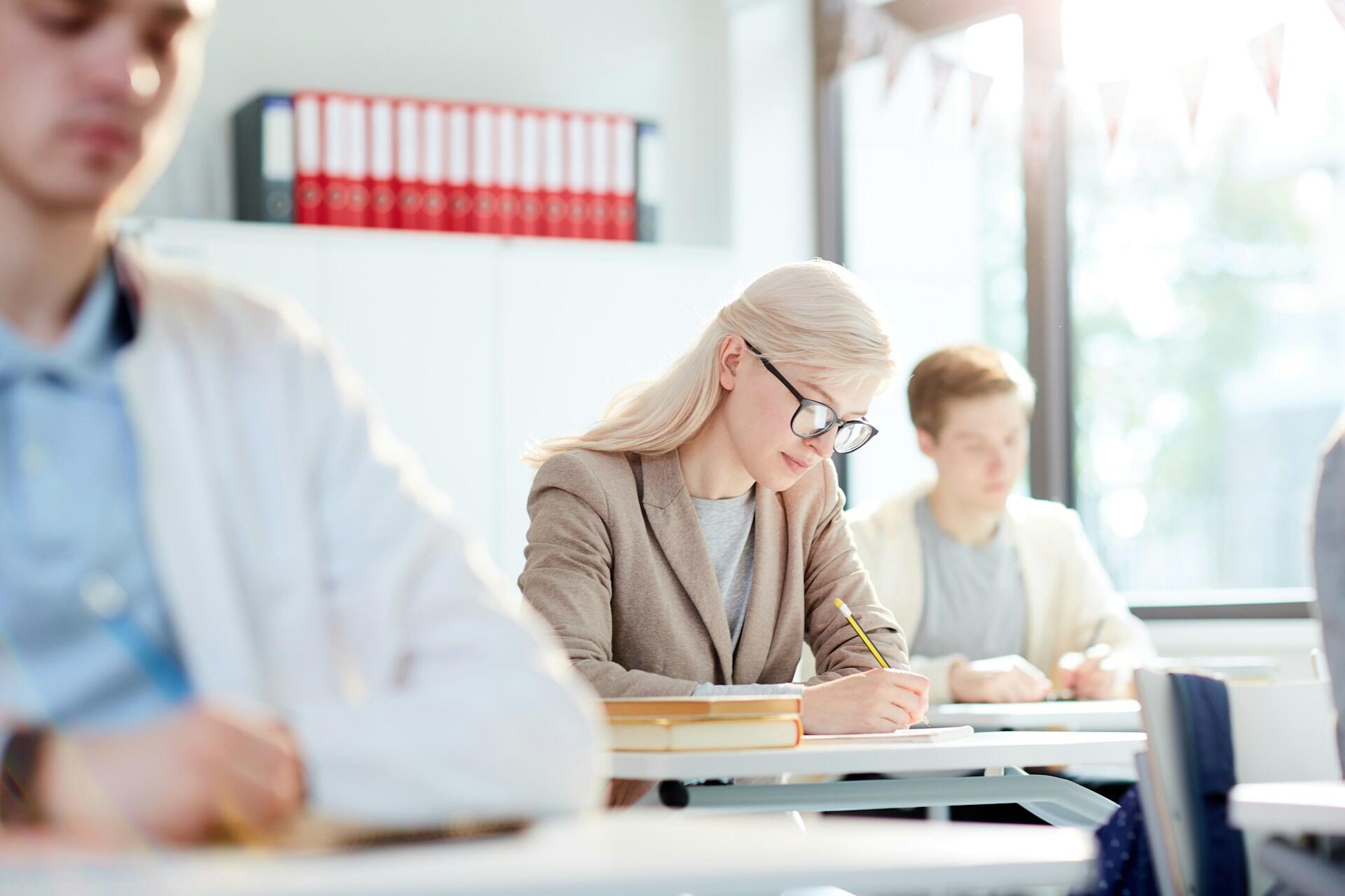 Ragazza affronta la prova scritta di inglese all'esame di maturità.