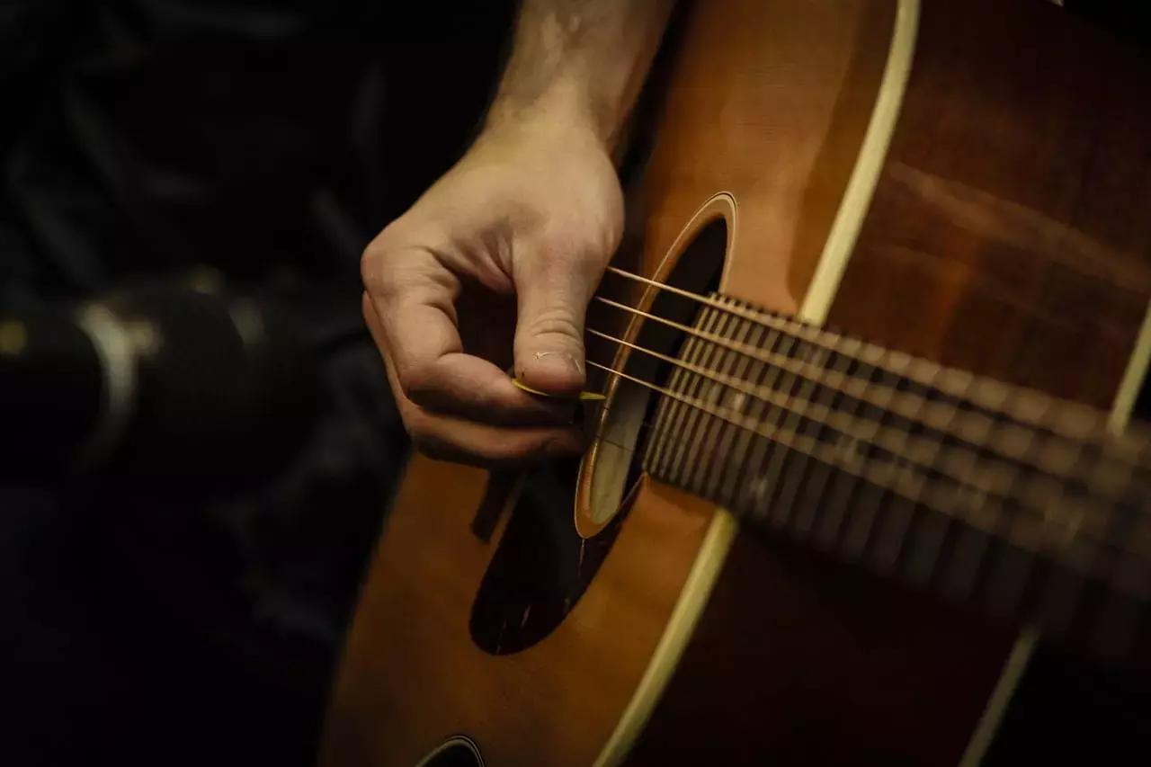 Per essere sicuro di acquistare la chitarra giusta dovresti suonarla prima di mettere mano al portafogli.