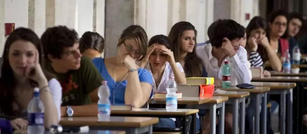 Puoi prepararti alle prove scritte e orali di inglese degli esami di stato studiando in gruppo, leggendo romanzi, guardando film in lingua originale e facendoti aiutare da un insegnante privato di lingue.