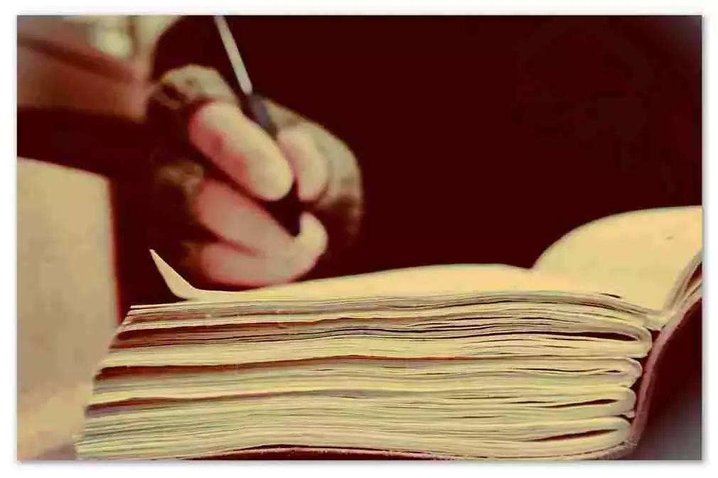 Prima di scrivere il professionista della redazione pubblicitaria dovrà informarsi a fondo sull'argomento e soprattutto verificare le sue fonti.