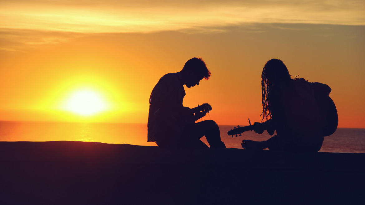 La chitarra classica è adatta ai principianti perché è più facile posizionare le dita sul manico e ha un prezzo accessibile.