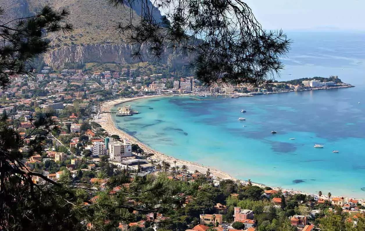 Ne capoluogo siciliano trovi corsi di francese presso il centro culturale della Francia, le scuole di lingua e le università, senza dimenticare gli insegnanti privati di francese presenti in ogni quartiere della città.