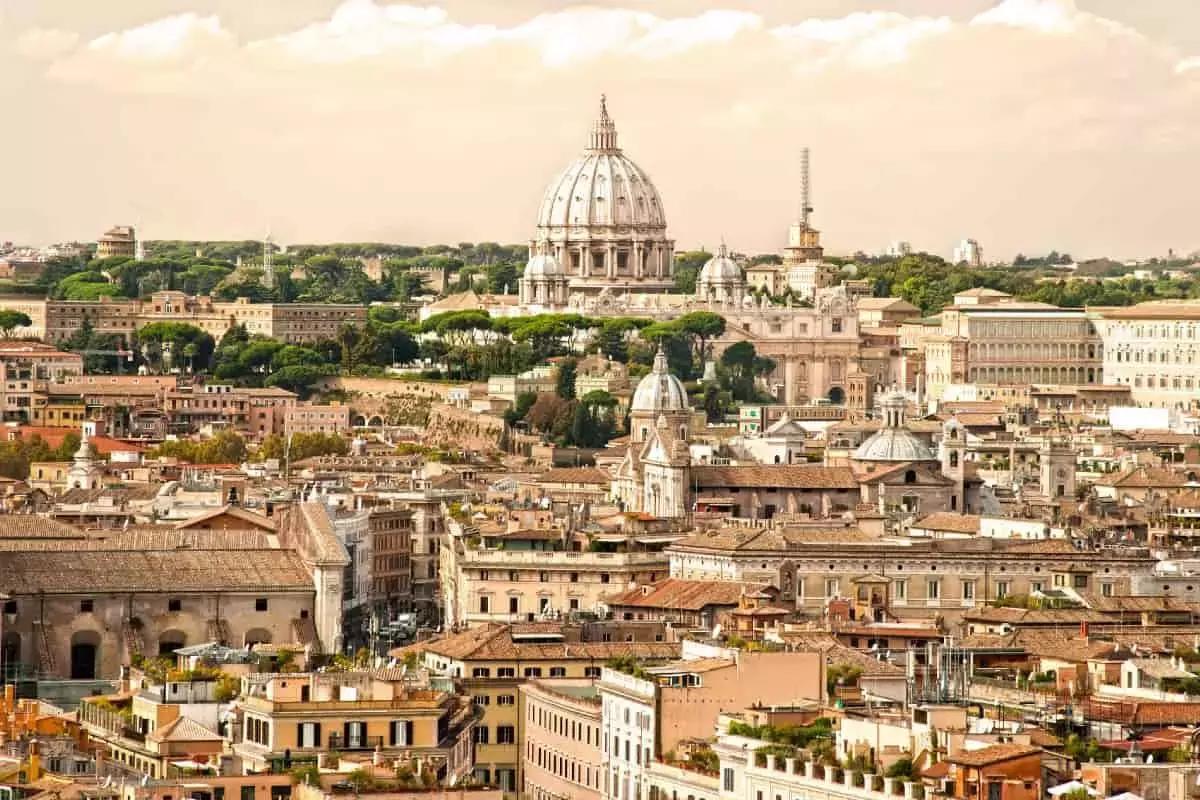 Puoi perfezionare il tuo francese a Roma con scuole private, il centro culturale e l'accademia di Francia che offrono corsi di lingua, teatro ed eventi per bambini e adulti.