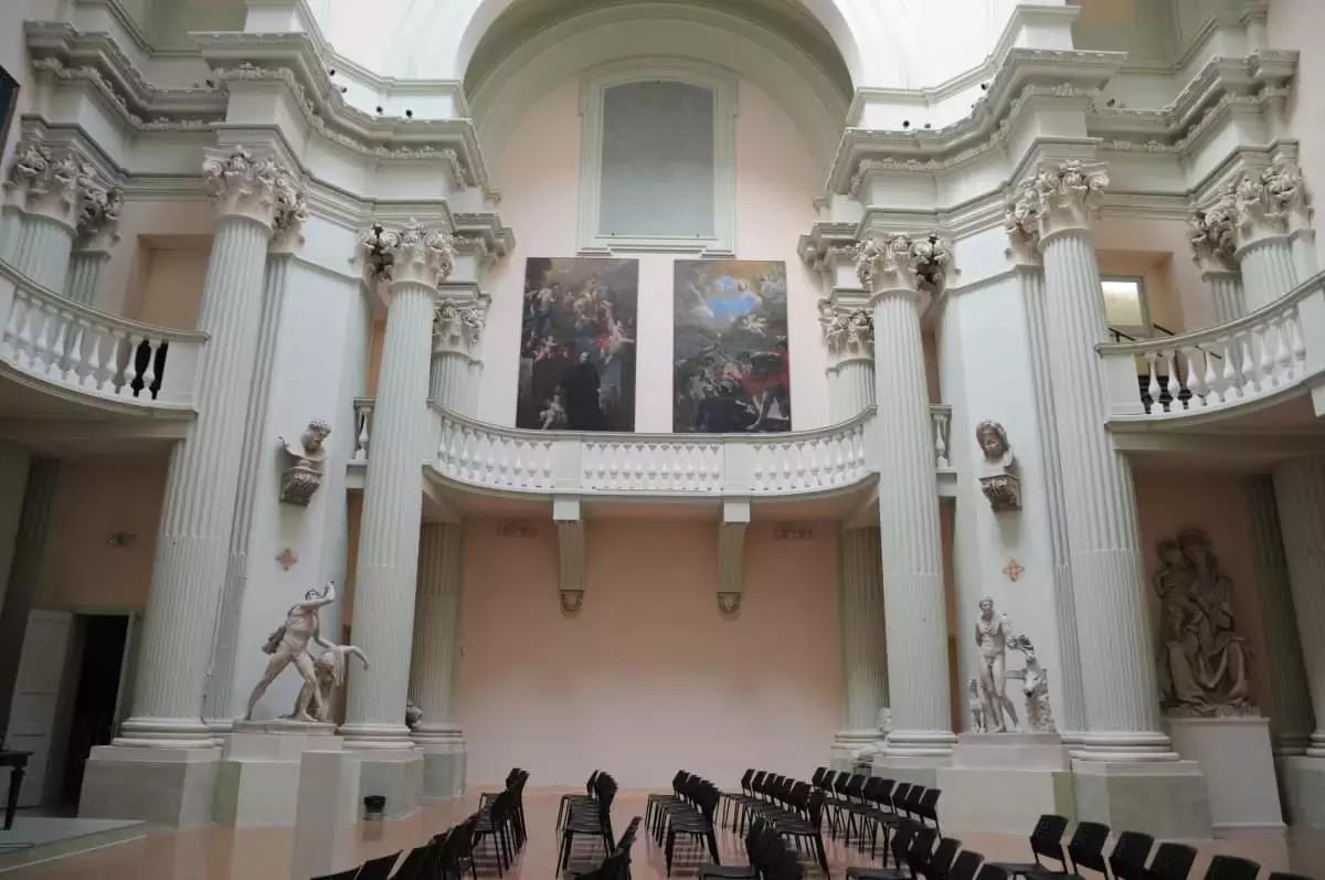 Per chi ha un diploma umanistico o l'Esabac ci sono molte possibilità di studio oltre a lettere, che vanno dal giornalismo al diritto.