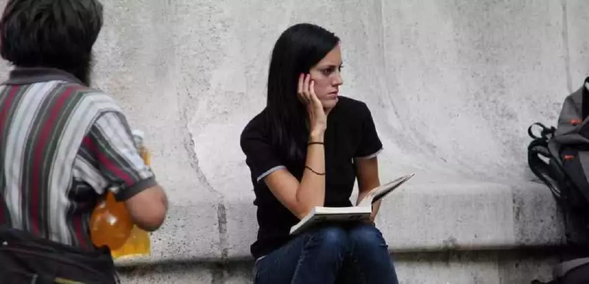 Puoi iniziare anche se non sei ancora laureato, e nemmeno diplomato. Basta saper scegliere lo studente adatto al tuo livello di francese.