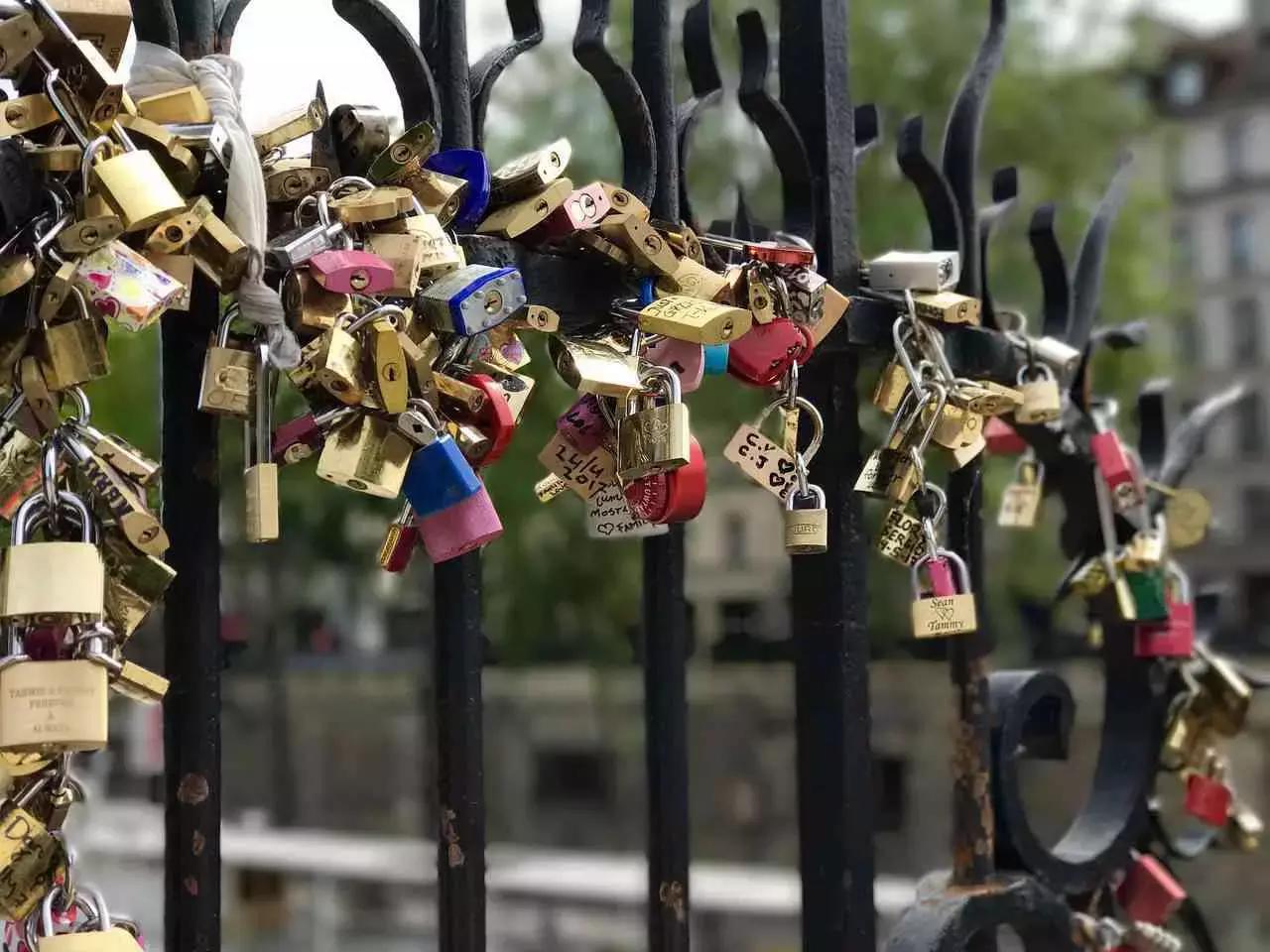 Gli innamorati si danno appuntamento sul Pont des Arts, chiudono un lucchetto e gettano la chiave nella Senna.