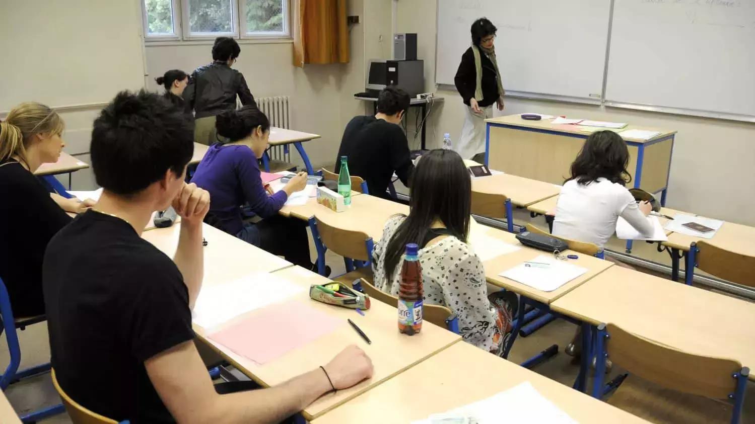 Alle medie il programma di francese affronta le basi della lingua.