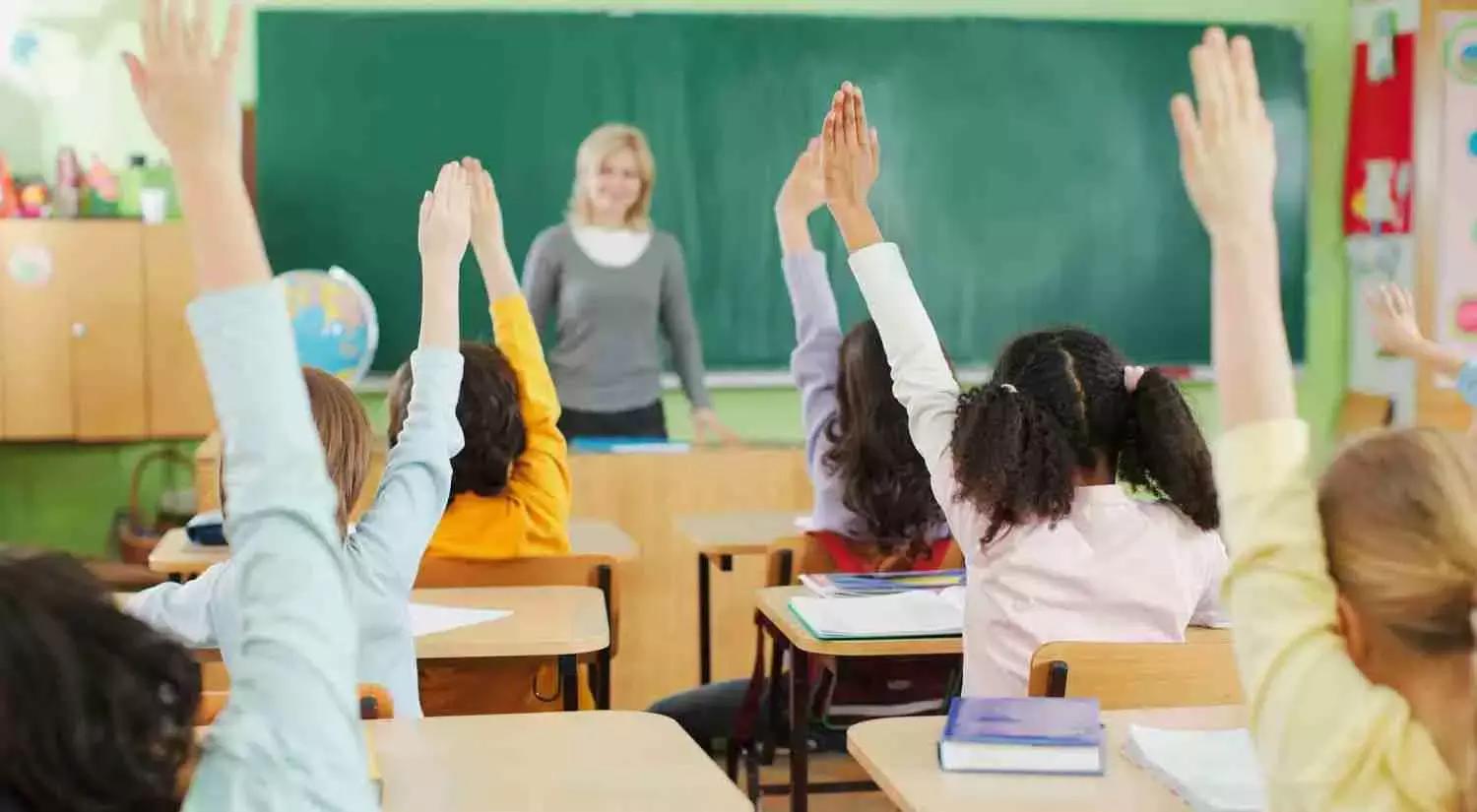 Sembrerebbe che gli insegnanti non ce la facciano a svolgere il programma e a seguire le particolarità di ogni singolo studente.