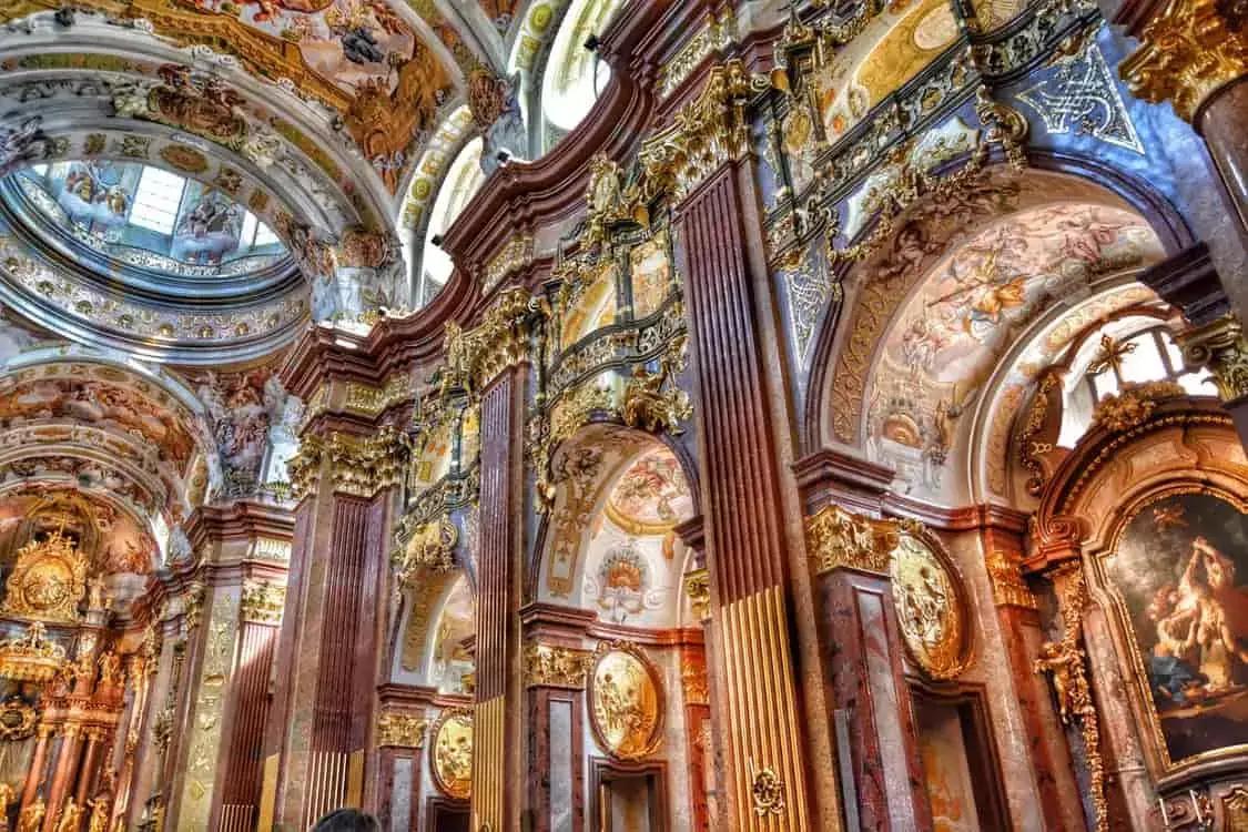 Anche nell'architettura il barocco usa uno stile molto appariscente.