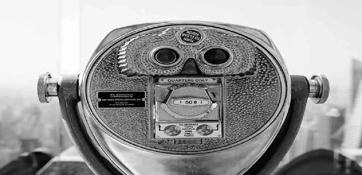 Internet è ricco di possibilità in questo senso: sito personale, profili su FB e Linkedin; se non bastasse, puoi sempre appoggiarti agli organismi educativi della tua città o al passaparola.