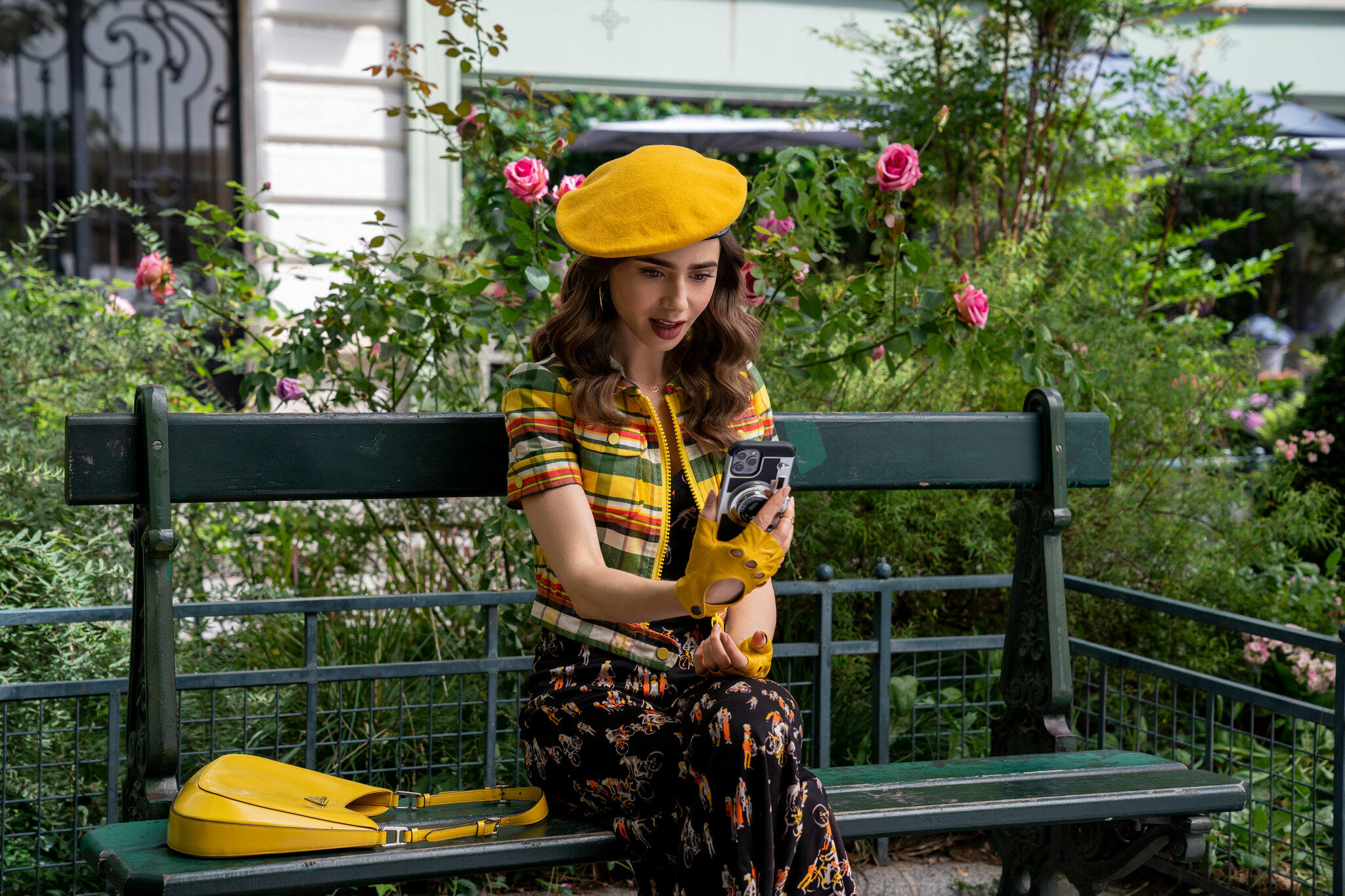 Anche Emily in Paris racconta usi e costumi francesi.