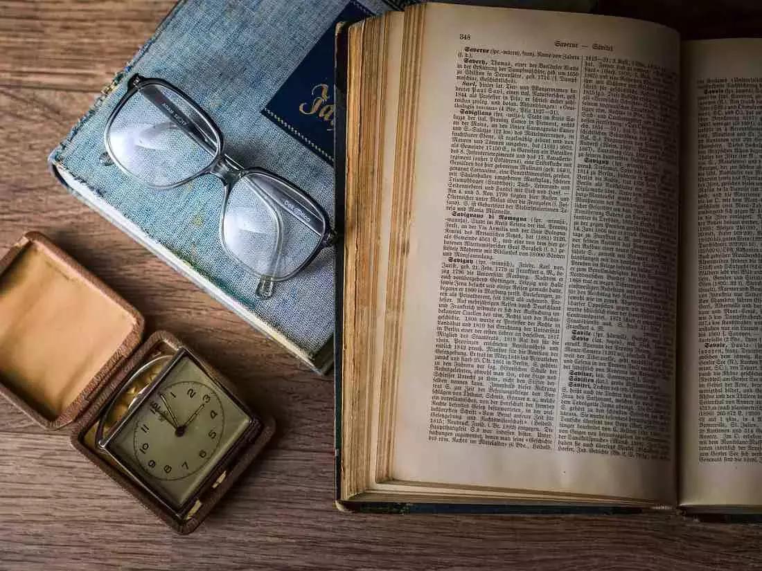 Il metodo è importante per procedere al ripasso della letteratura. Redigere una scheda dell’autore e dei personaggi è indispensabile.