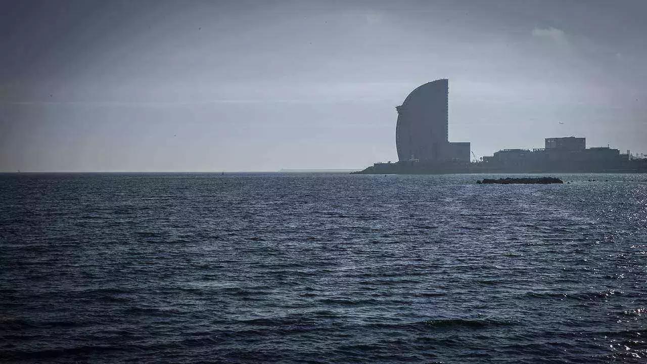 Se non vuoi andare troppo lontano, una delle destinazioni classiche è Barcellona: mare e movida.