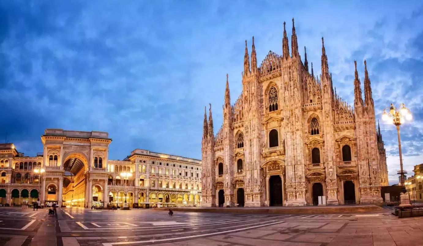 Puoi imparare lo spagnolo a Milano tramite l'Istituto Cervantes, diverse scuole di lingua specializzate e il progetto Lingue in Comune, senza dimenticare gli aperitivi in lingua lungo i Navigli.