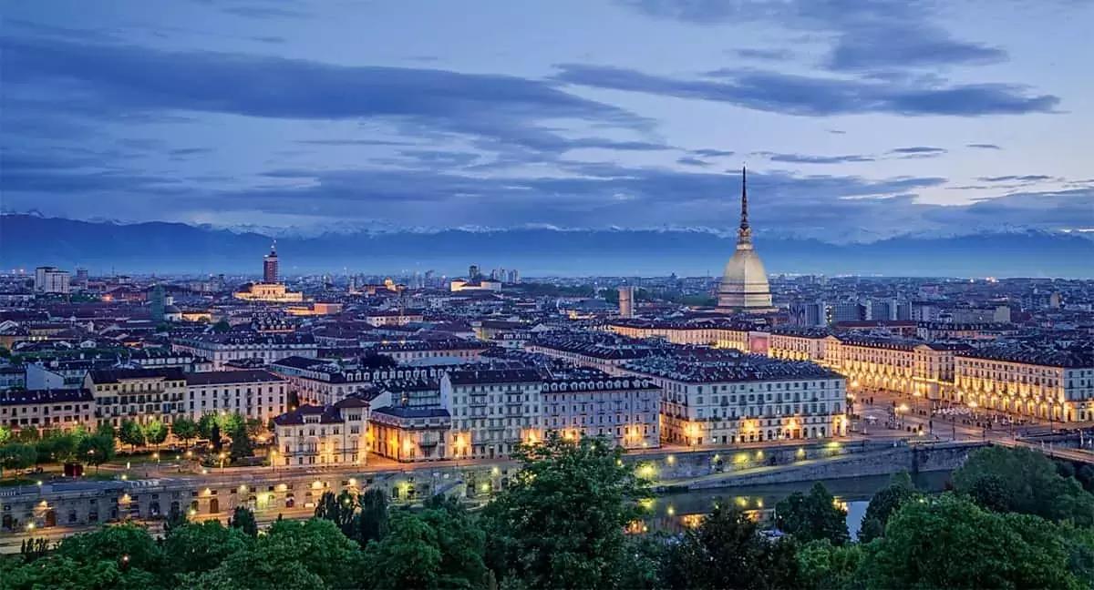 Nella città metropolitana di Torino i corsi di spagnolo hanno orario serale per permettere anche a chi lavora di imparare la lingua.