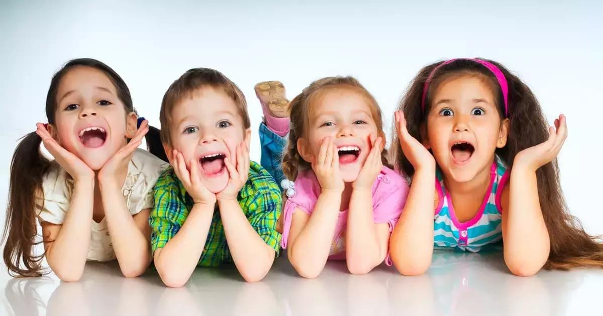 Tutti i bambini apprendono le lingue con diversi supporti multisensoriali, inclusi i bambini dislessici. 