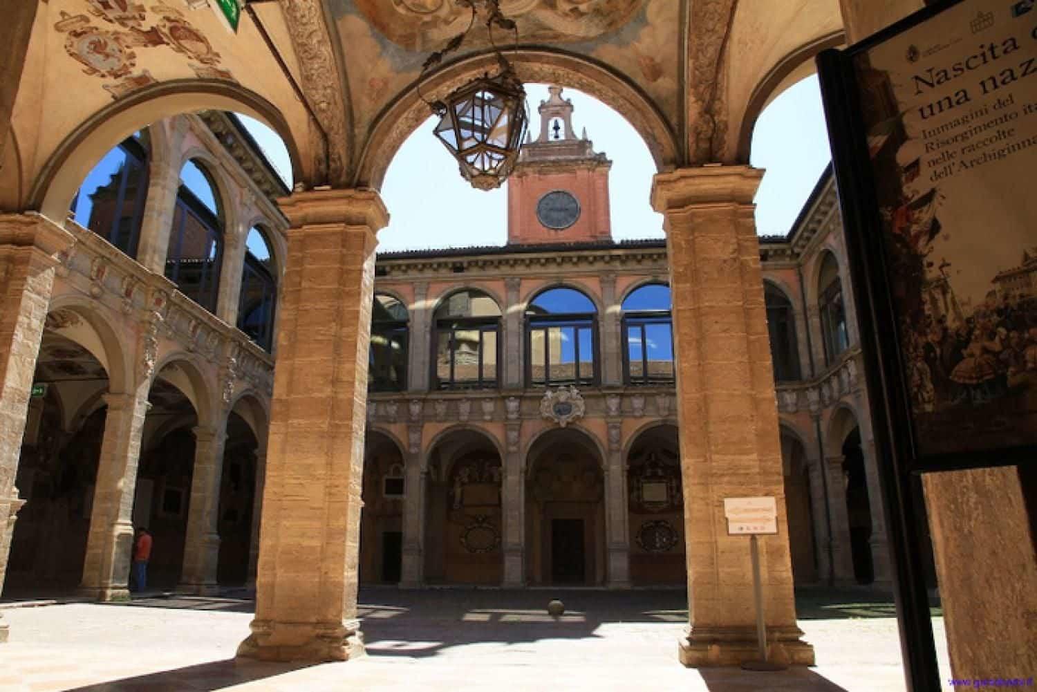 Se intendi lavorare con lo spagnolo perché non prendere una laurea in lingue e mediazione direttamente all'Università di Bologna?