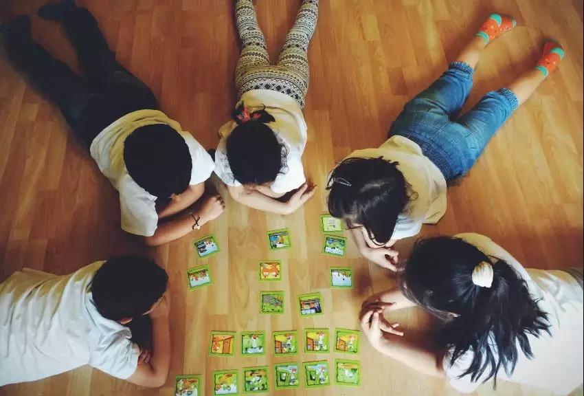 Con i gruppi di gioco sarà più facile per i bambini imparare delle frasi in spagnolo e confrontarsi con i propri coetanei.