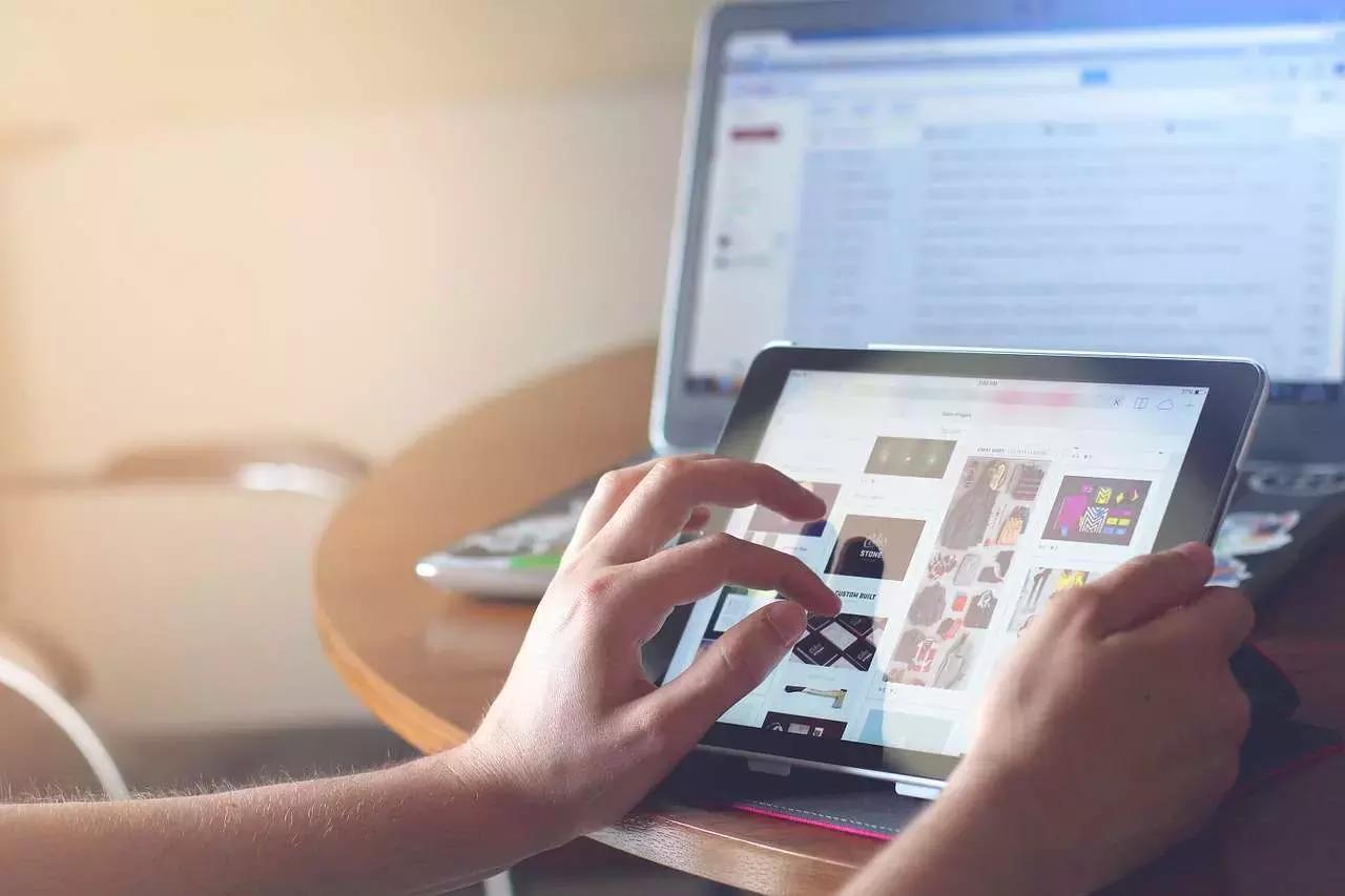 Sul web trovi i traduttori simultanei, i siti per l'apprendimento, le grammatiche online e le app per smartphone e tablet.