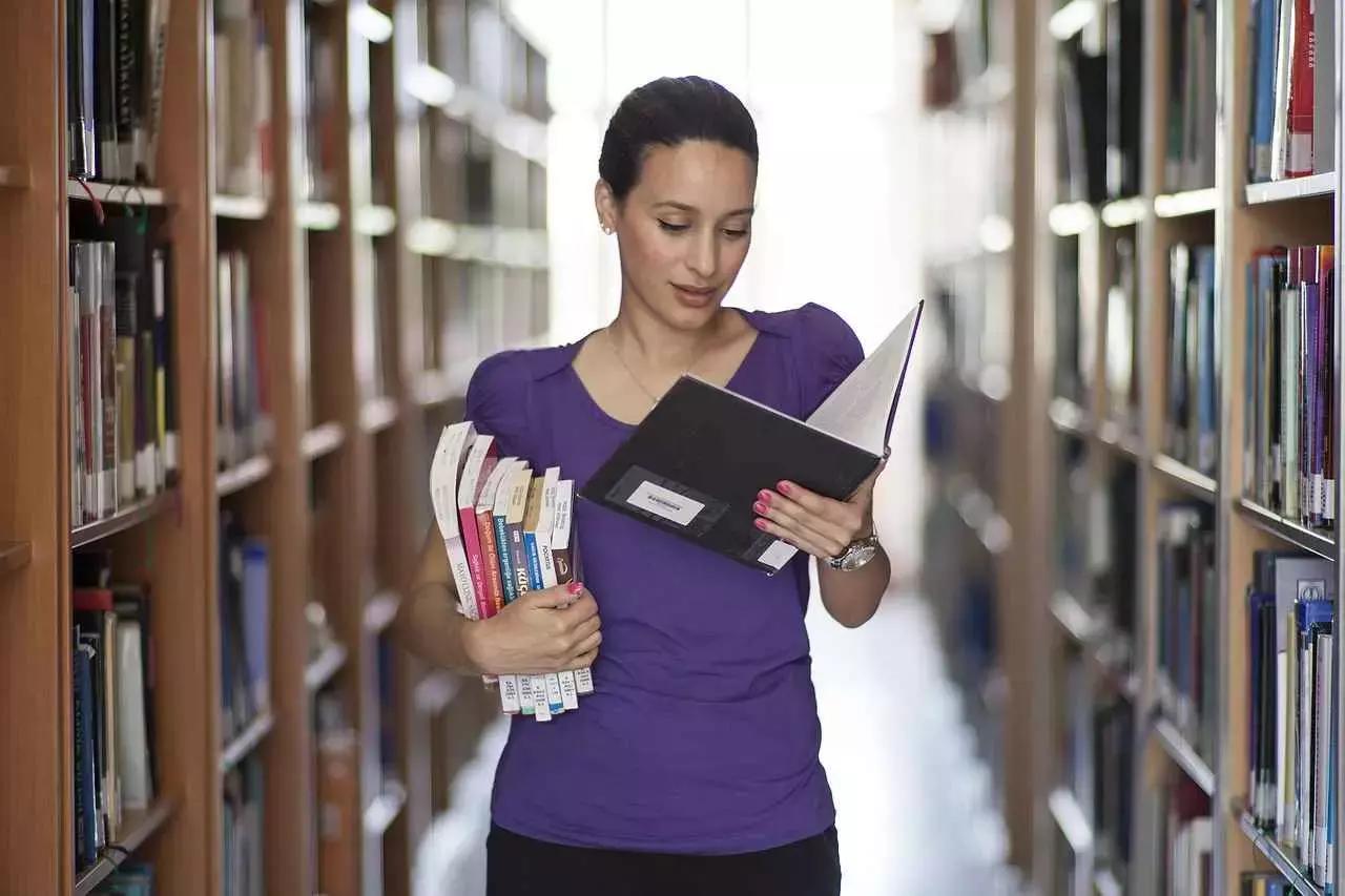Online e in libreria avrai a disposizione decine di manuali e grammatiche per ripassare o studiare lo spagnolo.