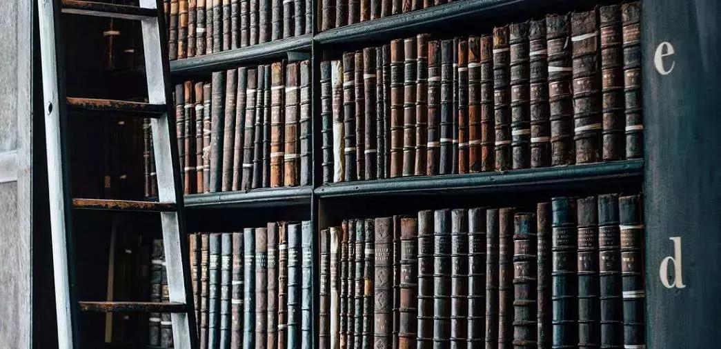 Scaffale di libri utili alla preparazione della prova di francese all'esame di maturità