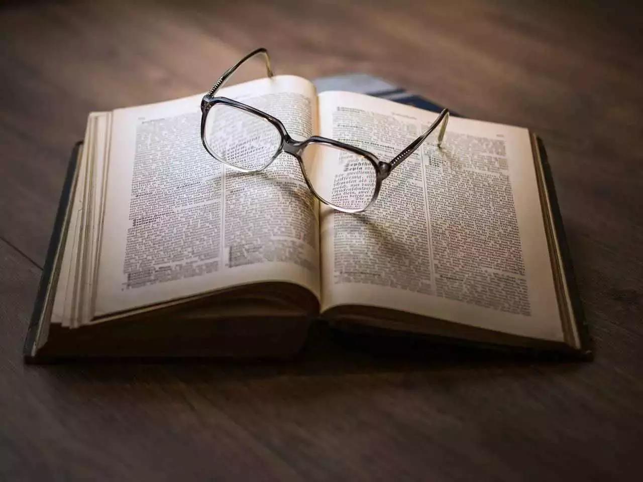 Il fatto che la scrittura spagnola sia molto simile, trasparente, allo Spagnolo letto, semplifica non di poco le cose.